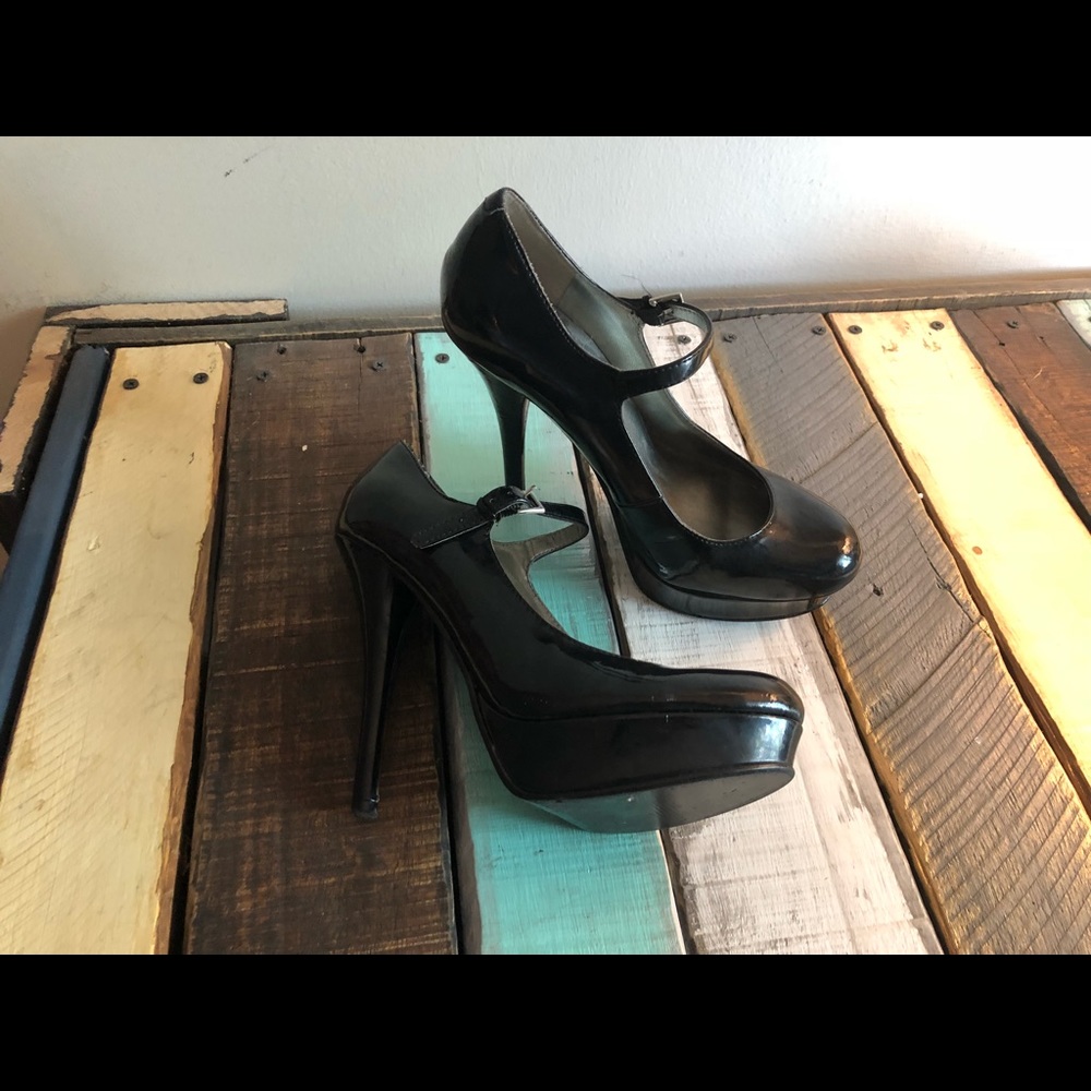 Guess Sz 6.5. Blk patent leather Mary Janes